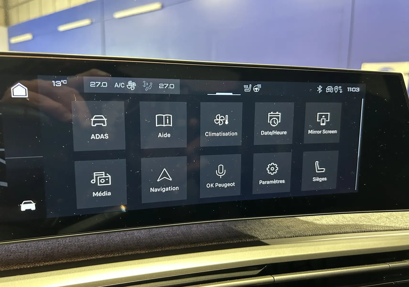 Écran tactile central du Peugeot 3008 Hybrid 2025 affichant les menus de climatisation, navigation et assistance à la conduite.