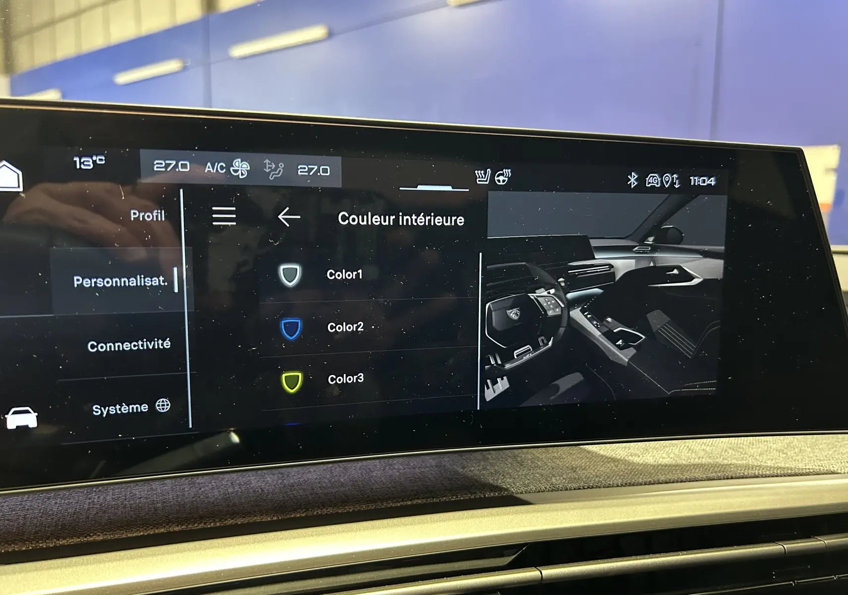 Écran tactile intérieur du Peugeot 3008 Hybrid 2025 montrant les options de personnalisation des couleurs.