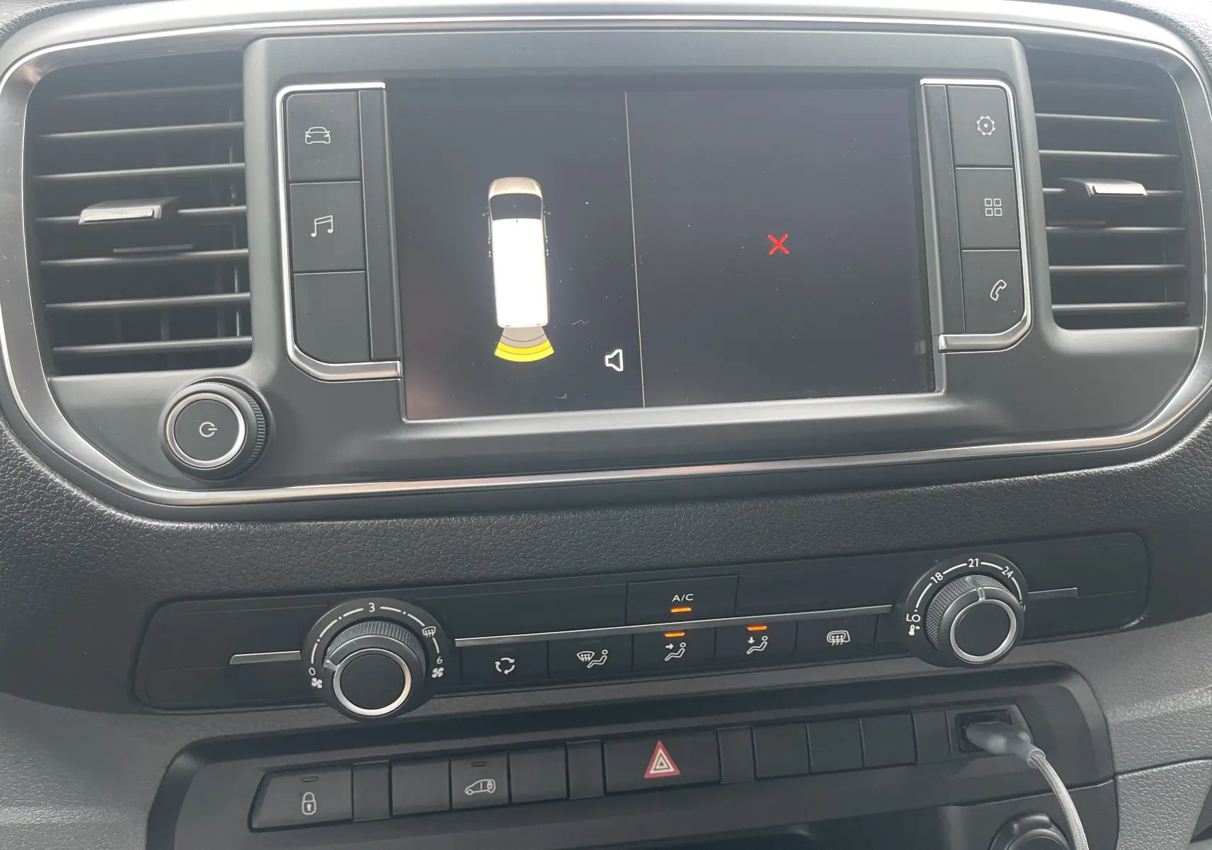 Tableau de bord de l'Opel Vivaro Fourgon 2020 avec écran tactile et commandes de climatisation visibles en gros plan.