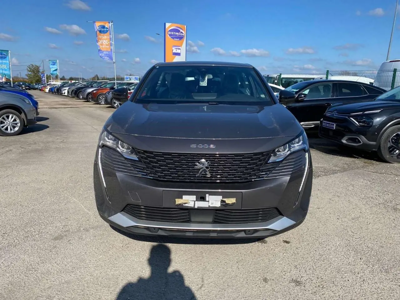 Vue avant du Peugeot 5008 gris platinium métallisé 2023 avec calandre noire et feux LED distinctifs.
