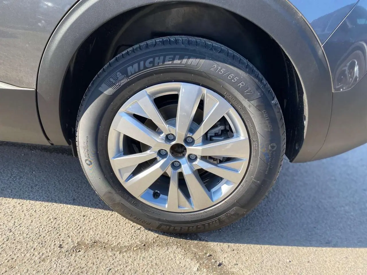 Gros plan sur la jante alliage 17 pouces Chicago et pneu Michelin du côté arrière droit du Peugeot 5008 gris platinium métal.