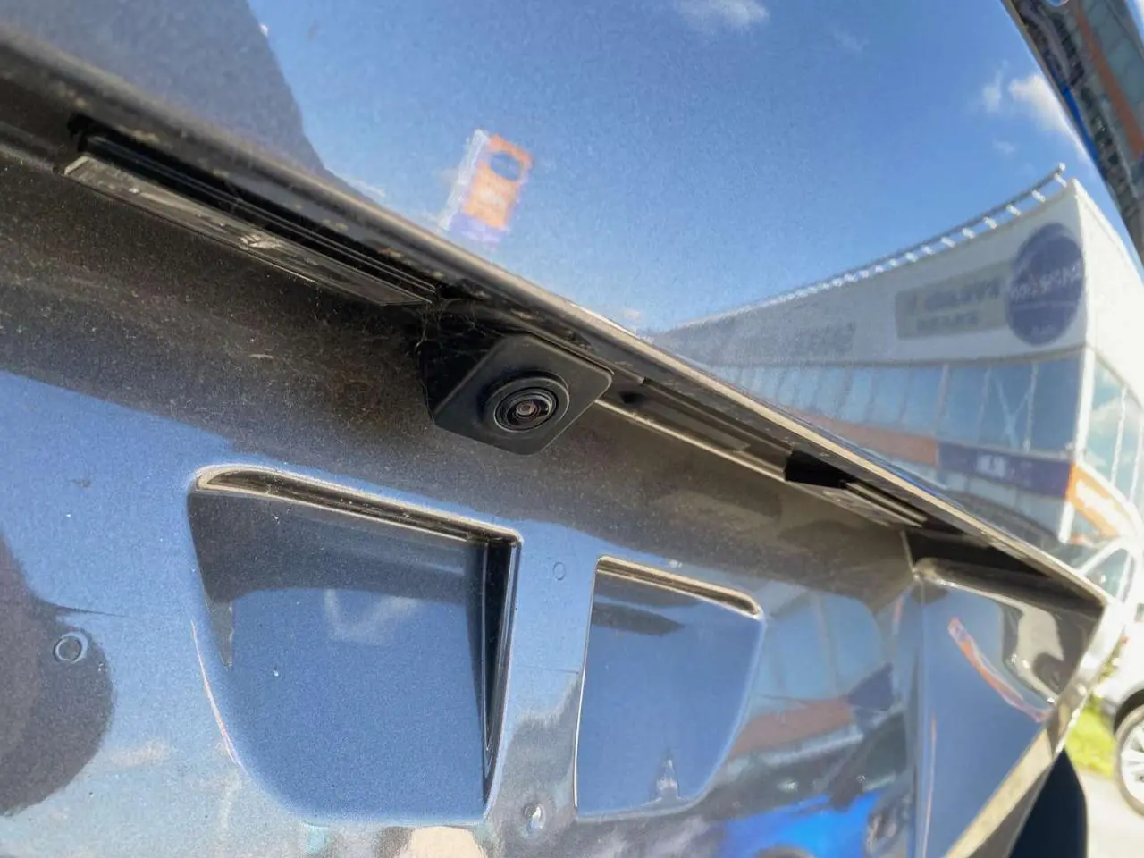 Gros plan sur la caméra de recul intégrée au hayon gris platinium métallisé du Peugeot 5008 2023.