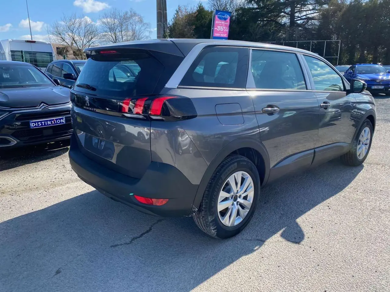 Peugeot 5008 gris platinium métal vue 3/4 arrière droit, feux arrière LED et jantes alliage 17 pouces visibles.