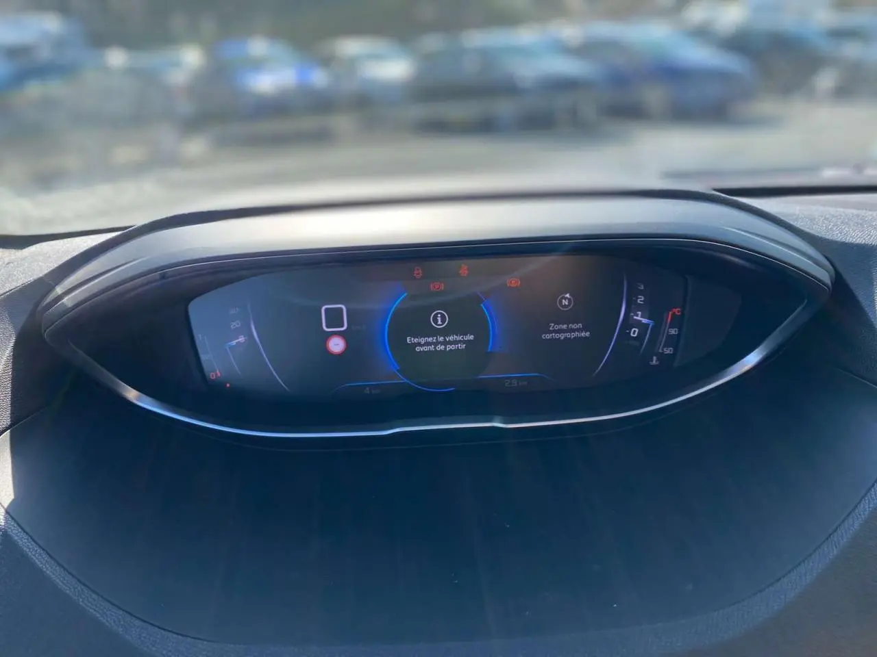 Tableau de bord numérique du Peugeot 5008 2023 affichant des alertes et une zone non cartographiée.