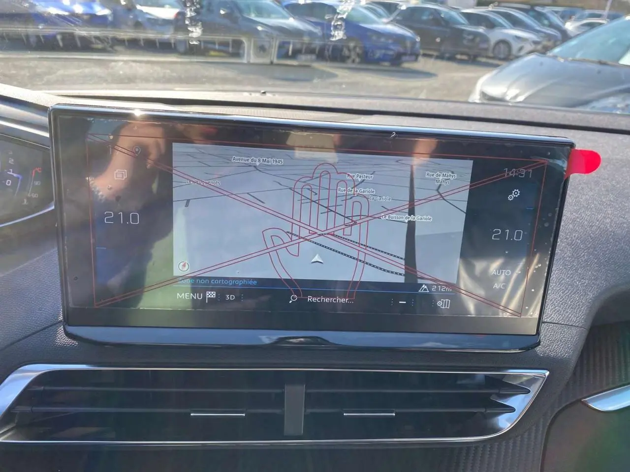 Écran tactile 10 pouces du Peugeot 5008 2023 affichant la navigation 3D, vu de face dans l'habitacle.