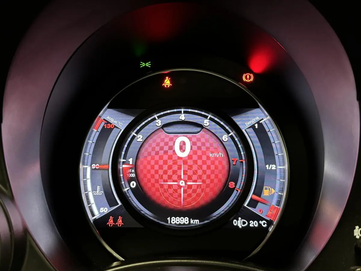 Gros plan sur le compteur digital rouge de l'Abarth 595 Competizione noir, affichant 18 898 km et vitesse à 0 km/h.