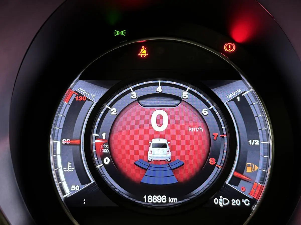 Affichage numérique du tableau de bord de l'Abarth 595 Competizione noir, montrant la vitesse à 0 km/h et le radar de recul actif.