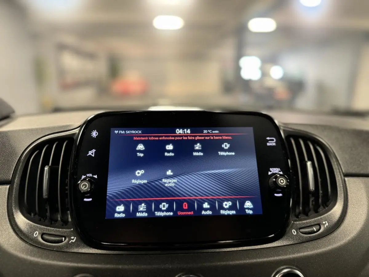 Écran tactile 7 pouces du système Uconnect au tableau de bord noir mat de l'Abarth 595 Competizione.