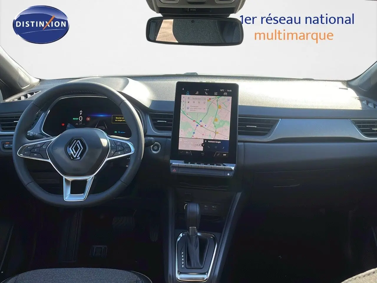 Intérieur du Renault Captur E-Tech 2025 vu de face, tableau de bord noir avec écran tactile central et volant multifonction.