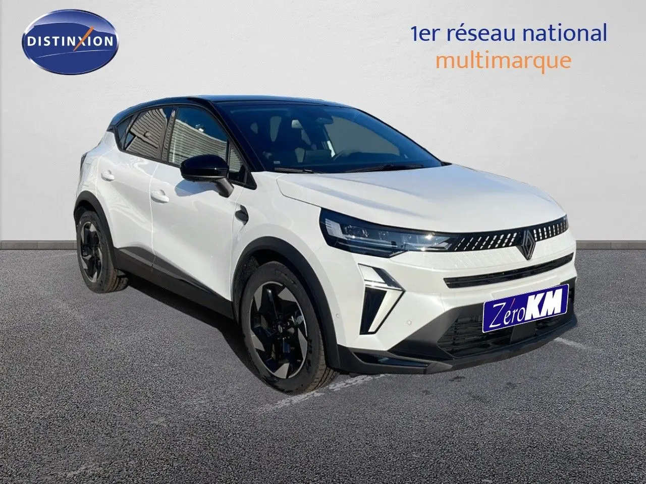 Renault Captur E-Tech hybride blanc nacré avec toit noir, vu en 3/4 avant droit sur fond neutre.