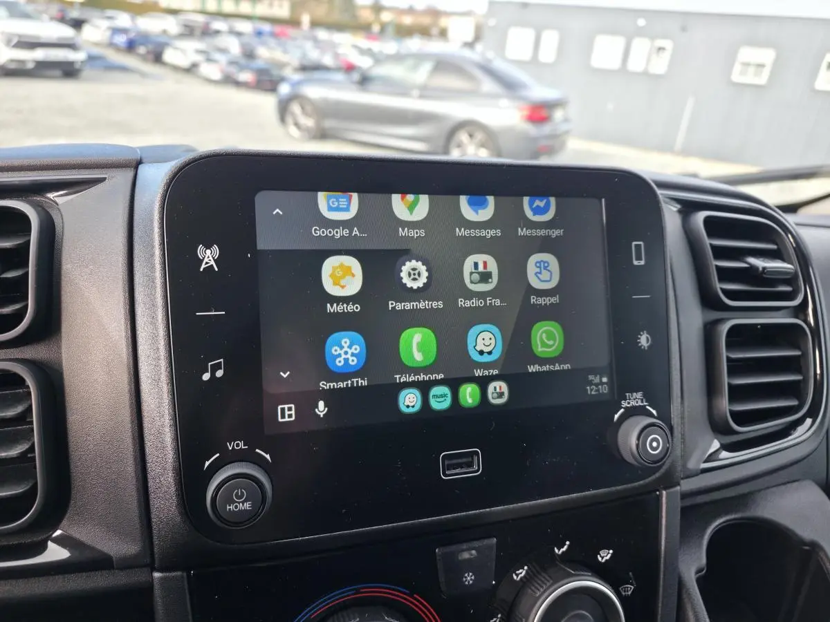 Écran tactile central 7 pouces avec interface Apple CarPlay dans l’habitacle du FIAT Ducato Fourgon blanc.