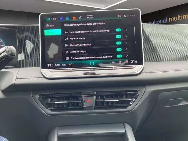 Écran tactile central du tableau de bord du Volkswagen Tiguan 2024, affichant les réglages d’aides à la conduite.