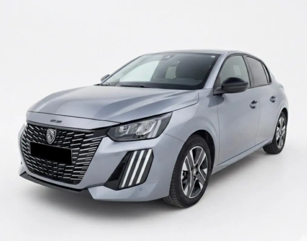 Peugeot 208 Hybrid 110 e-DCS6 Allure gris vue 3/4 avant avec calandre distinctive et feux LED verticalisés.