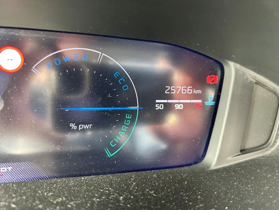 Tableau de bord numérique de Peugeot 208 Hybrid 110 e-DCS6 Allure 2024, affichant 25 766 km et jauge température moteur.