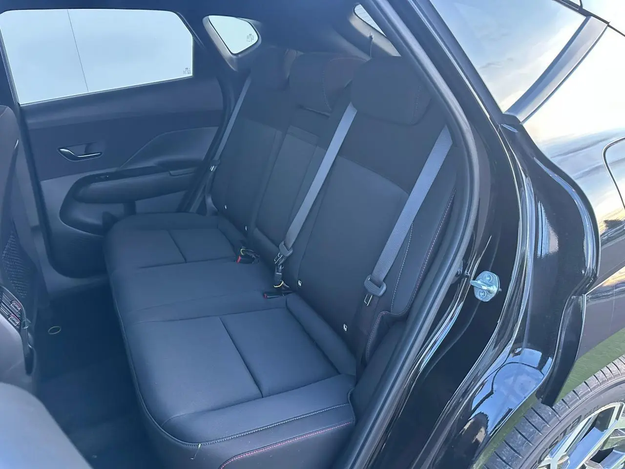 Vue côté droit des sièges arrière noirs du Hyundai KONA II 1.6 Hybrid N Line 2026 avec portières ouvertes.