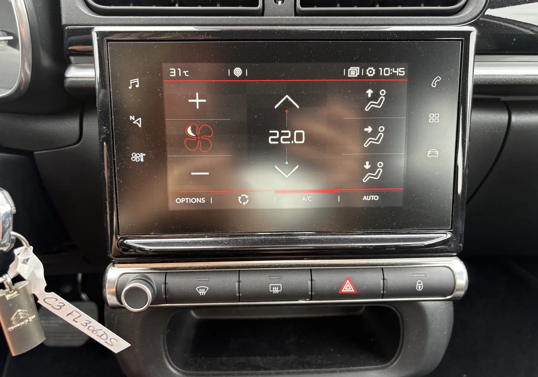 Vue rapprochée de l’écran tactile central de la Citroën C3 beige 2019, affichant la climatisation à 22°C.