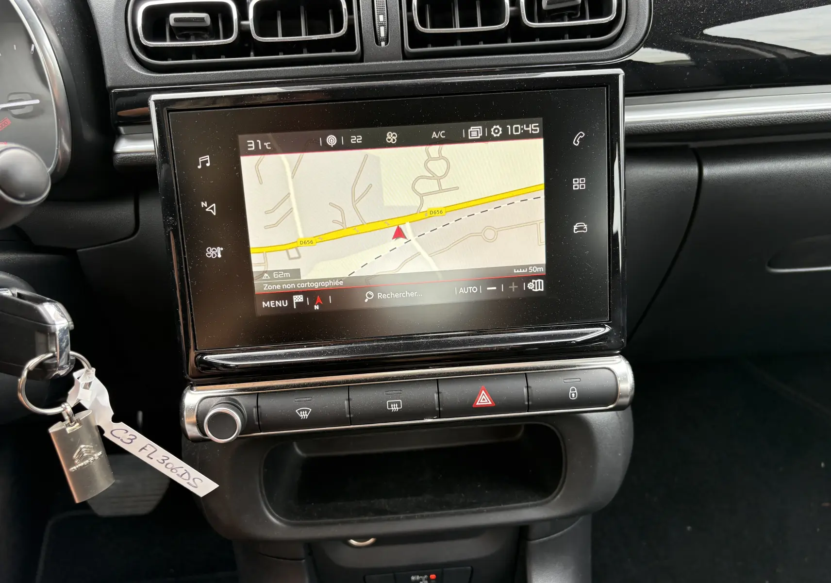 Vue rapprochée de l’écran tactile central avec GPS actif dans l’habitacle d’une Citroën C3 beige de 2019.