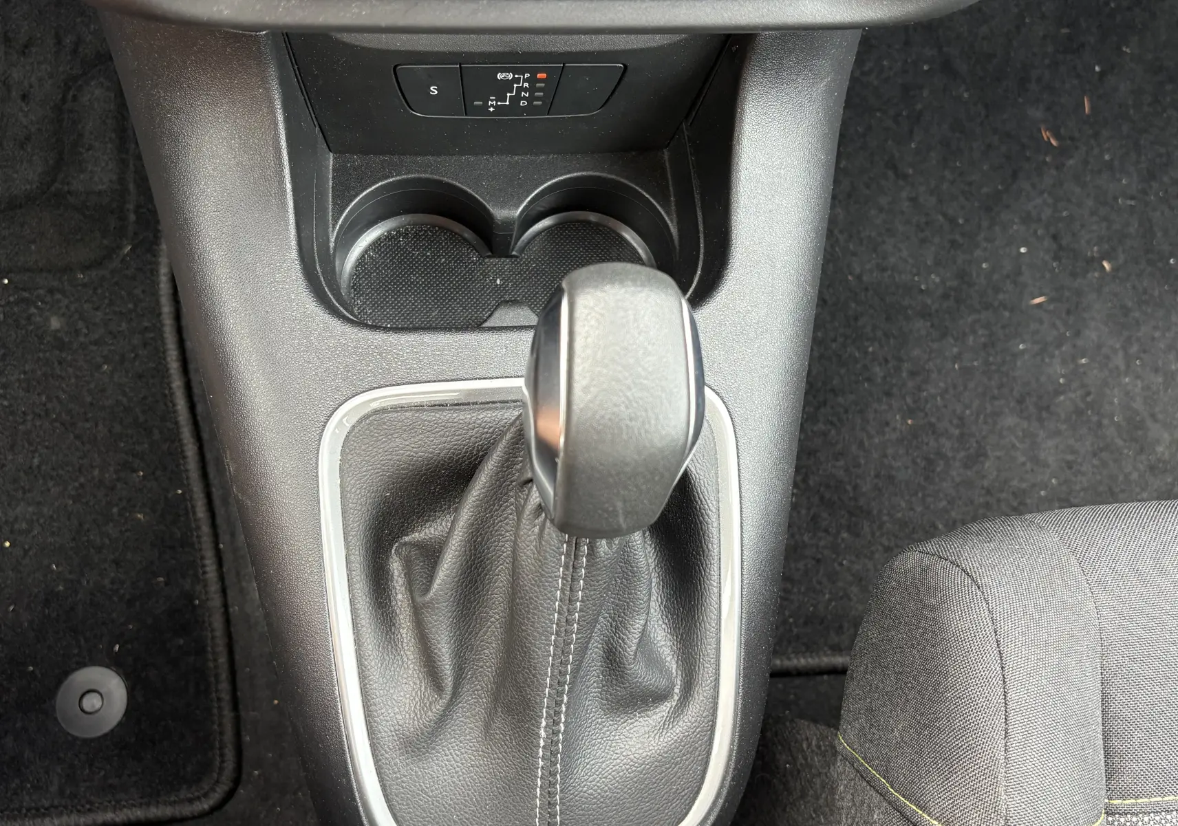 Le levier de vitesse automatique noir de la Citroën C3 2019, avec console centrale et siège tissu gris visible.