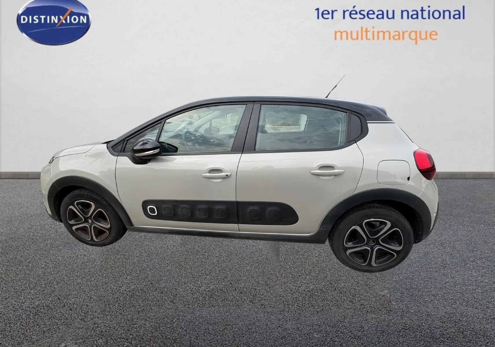 Vue de profil côté gauche d'une Citroën C3 beige 2019 avec protections noires sur les portières et jantes originales.
