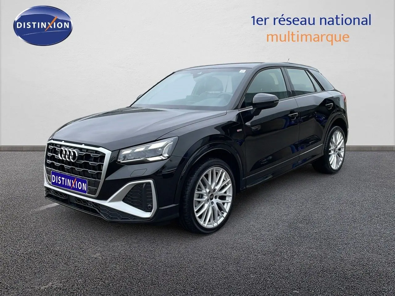 Audi Q2 noir mito metal vue 3/4 avant droit, avec jantes alliage et calandre S-Line distinctive.