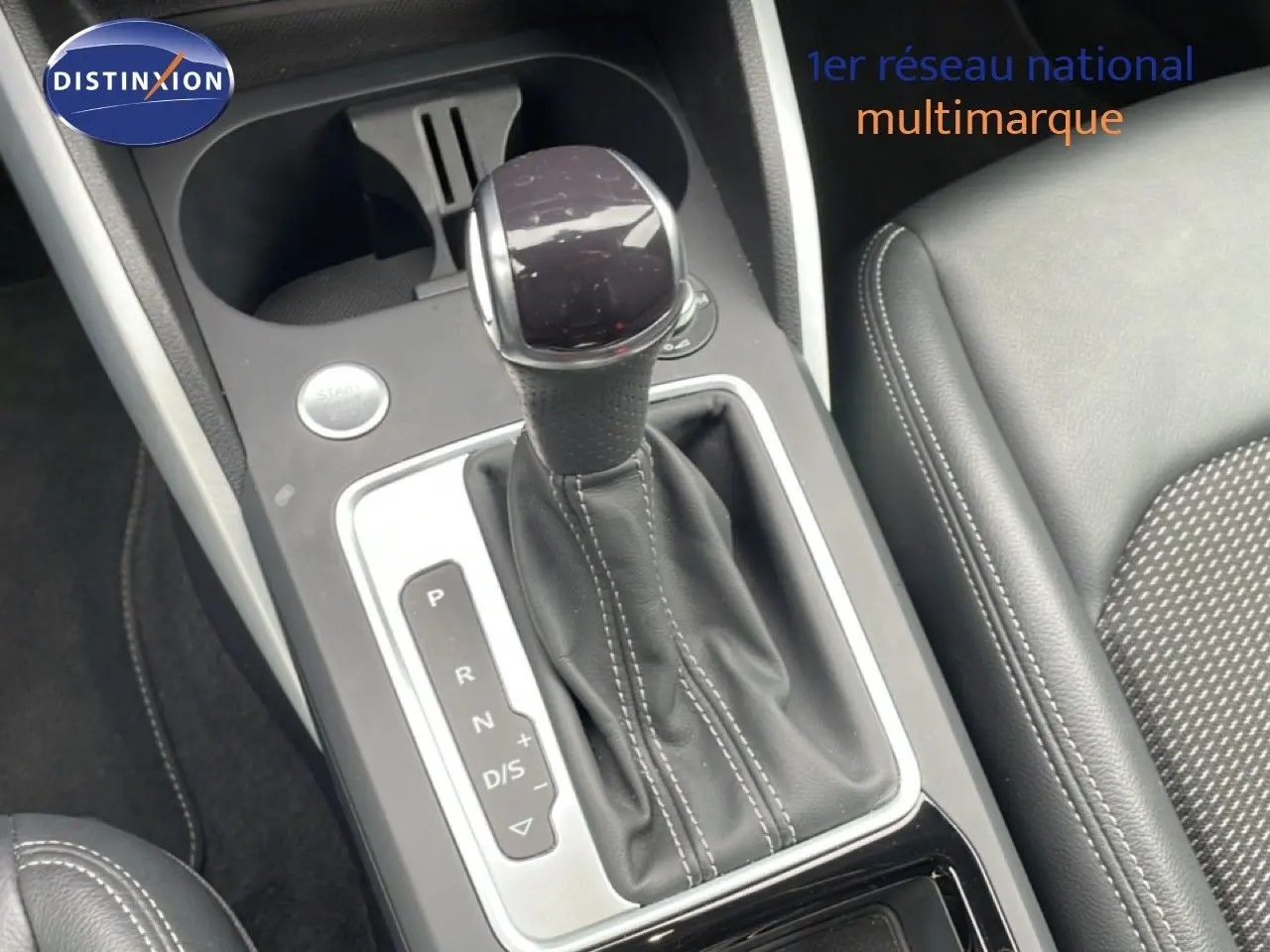 Vue rapprochée de la console centrale avec levier de vitesse automatique et sellerie noire du Audi Q2 2025 finition S-Line.
