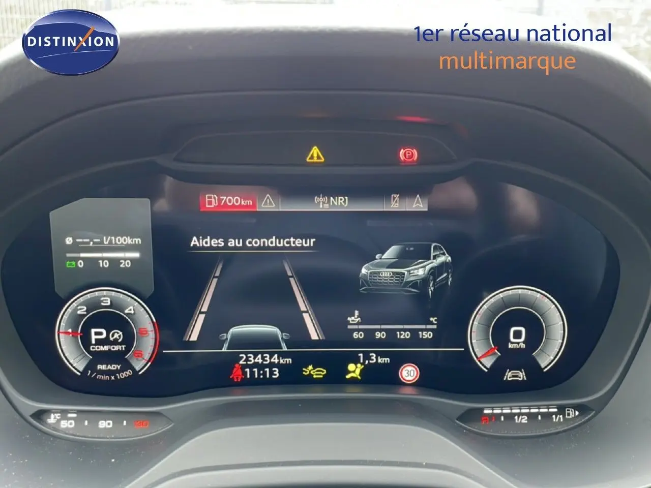 Tableau de bord numérique d'Audi Q2 noir mito, affichant les aides au conducteur et compteurs en vue frontale.
