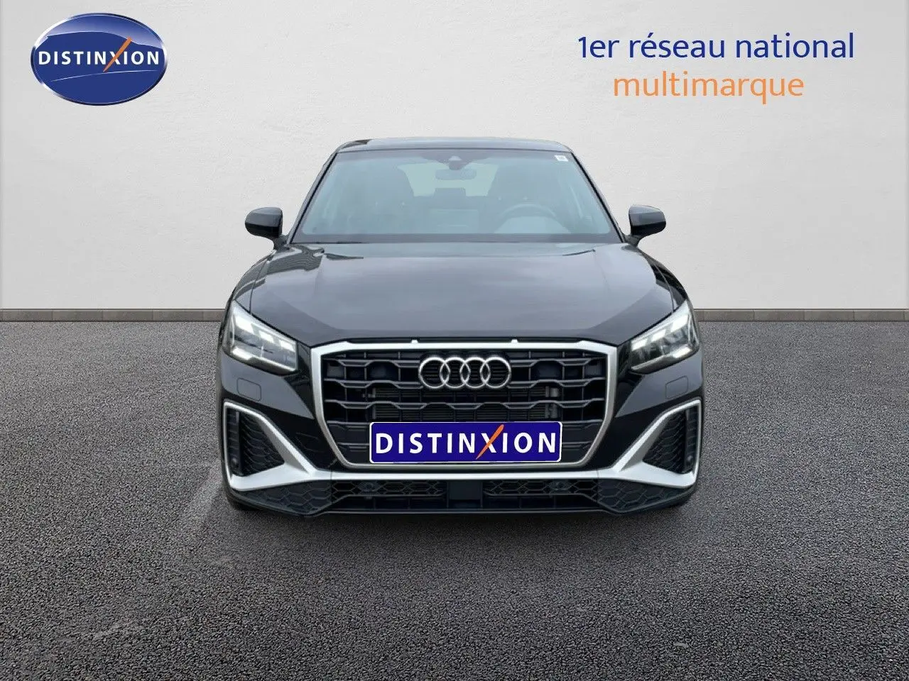 Vue frontale d'un Audi Q2 noir mito metal 2025 avec calandre large et éclairage LED distinctif.