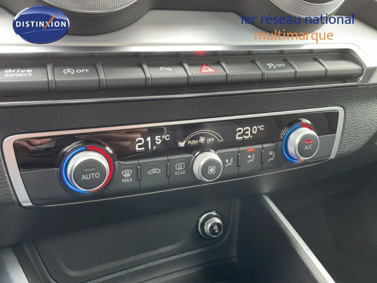 Vue rapprochée du tableau de bord de l'Audi Q2 2025 noir, montrant la commande de climatisation automatique bi-zone.