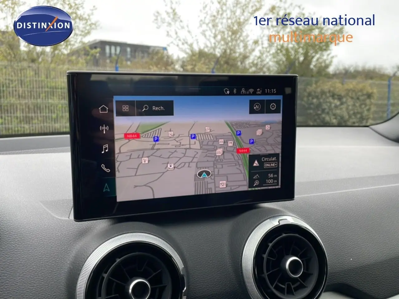 Écran tactile central affichant la navigation dans l'habitacle d'un Audi Q2 noir, vue de face sur le tableau de bord.