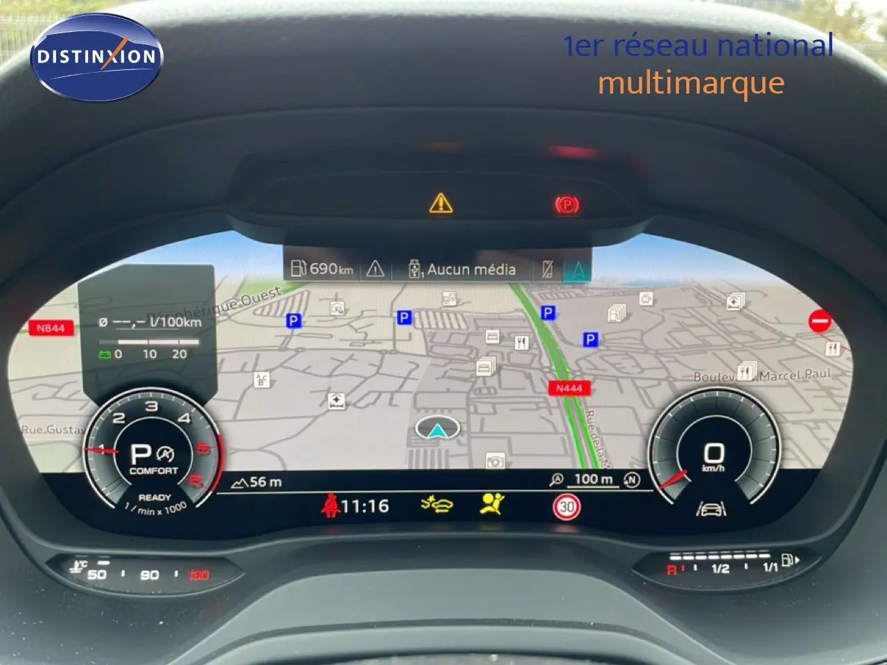 Vue rapprochée du tableau de bord numérique de l'Audi Q2 noir mitos metal, affichant la navigation et les indicateurs de conduite.