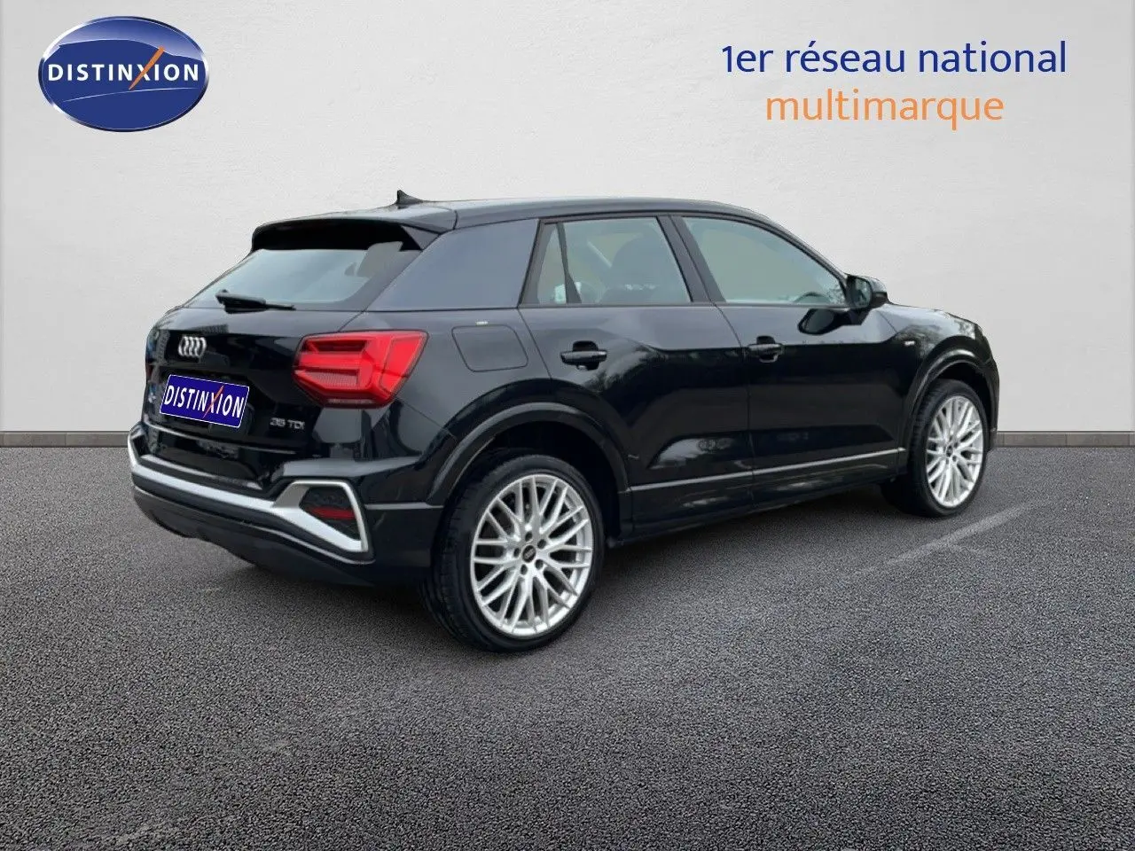 Audi Q2 35 2.0 TDI S-Line noir mito metal, vue 3/4 arrière droit avec jantes alliage 19 pouces.
