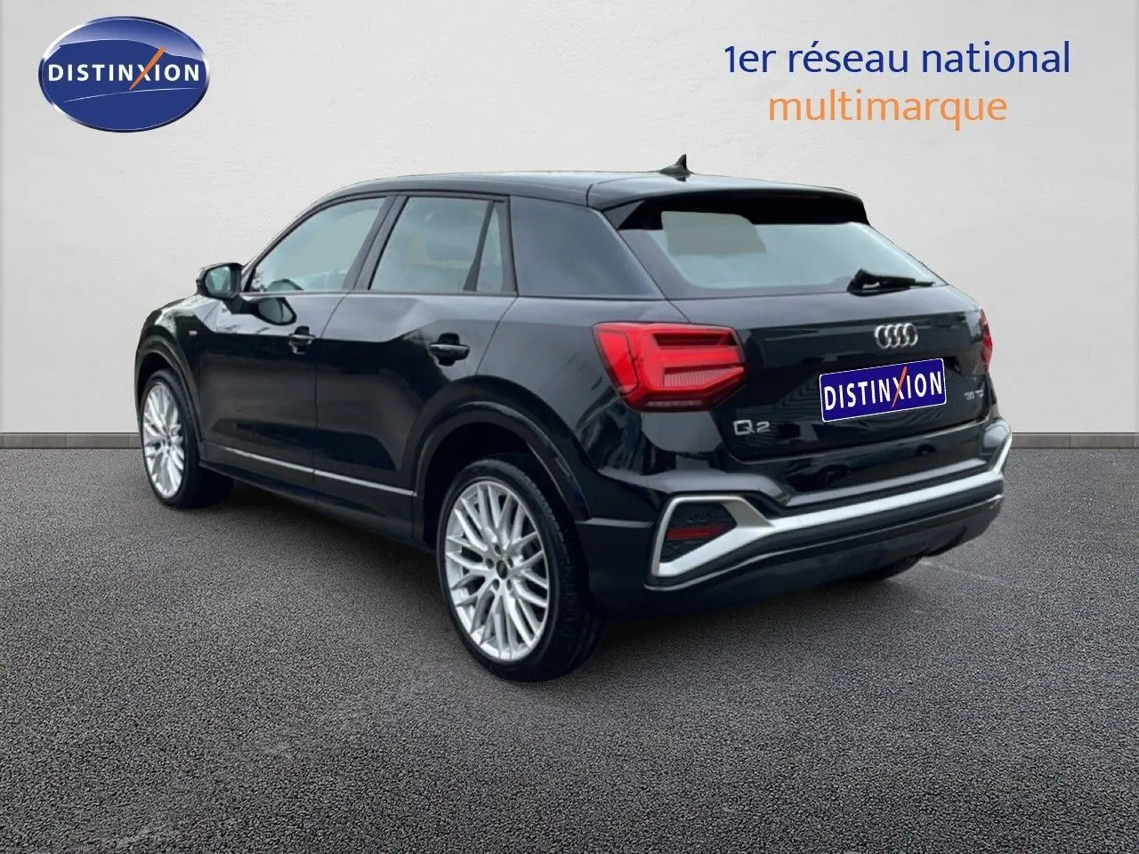 Audi Q2 noir mito metal vue 3/4 arrière droit, avec jantes alliage et feux arrière LED distinctifs.