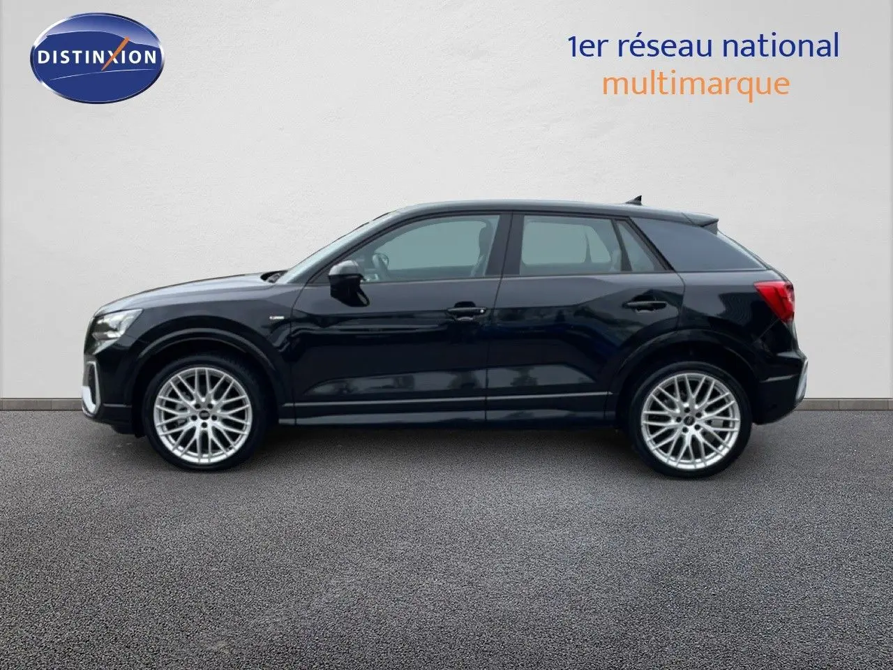 Profil droit d'un Audi Q2 noir mito metal 2025 avec jantes alliage et finition S-Line visible sur fond neutre.