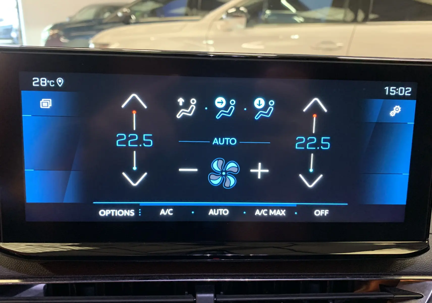 Écran tactile de la climatisation automatique du Peugeot 5008 2024 affichant 22,5°C et réglages de ventilation.