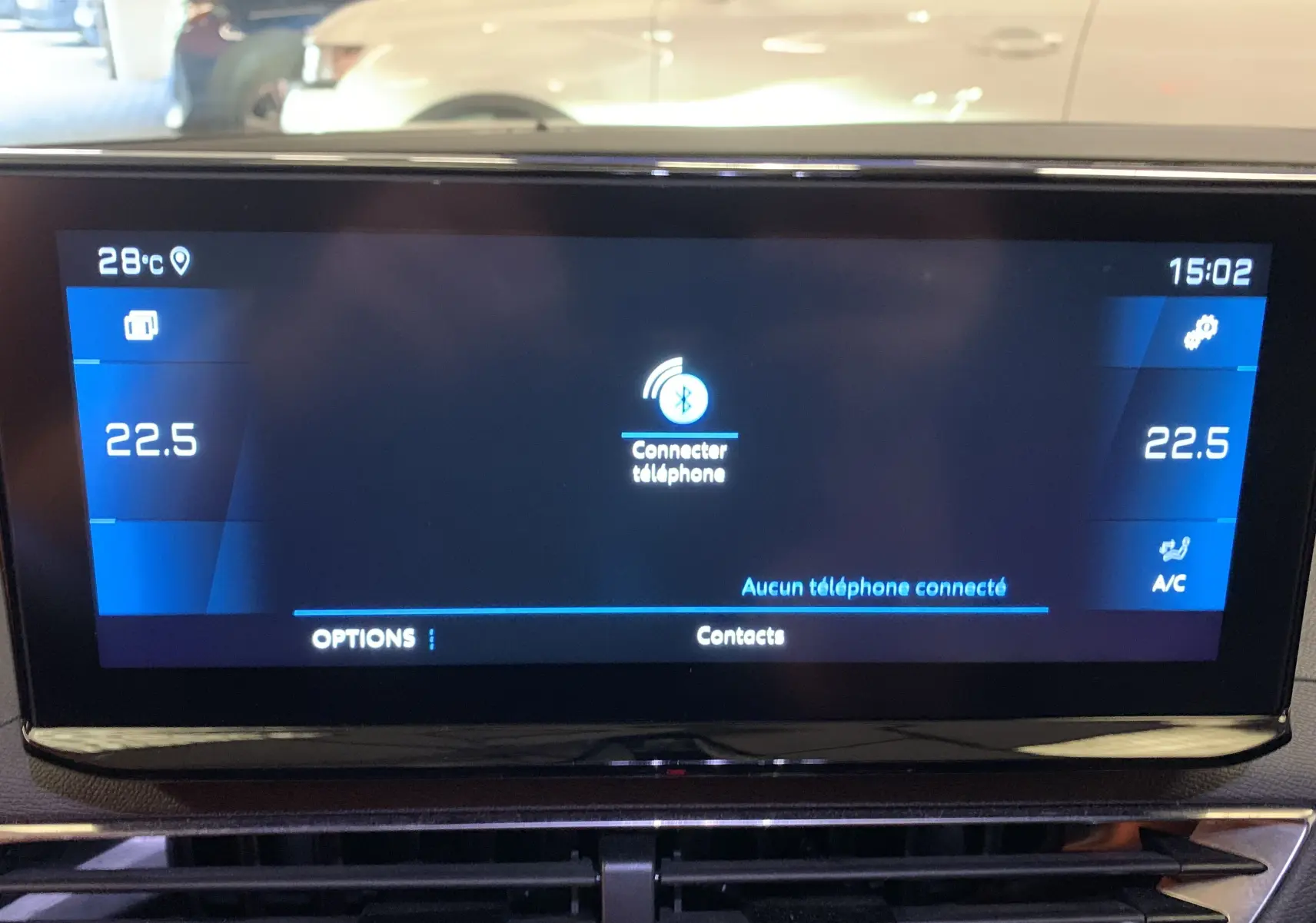 Écran tactile central du Peugeot 5008 II Ph.2 Bleu Célèbes affichant la connexion Bluetooth et la climatisation à 22,5°C.