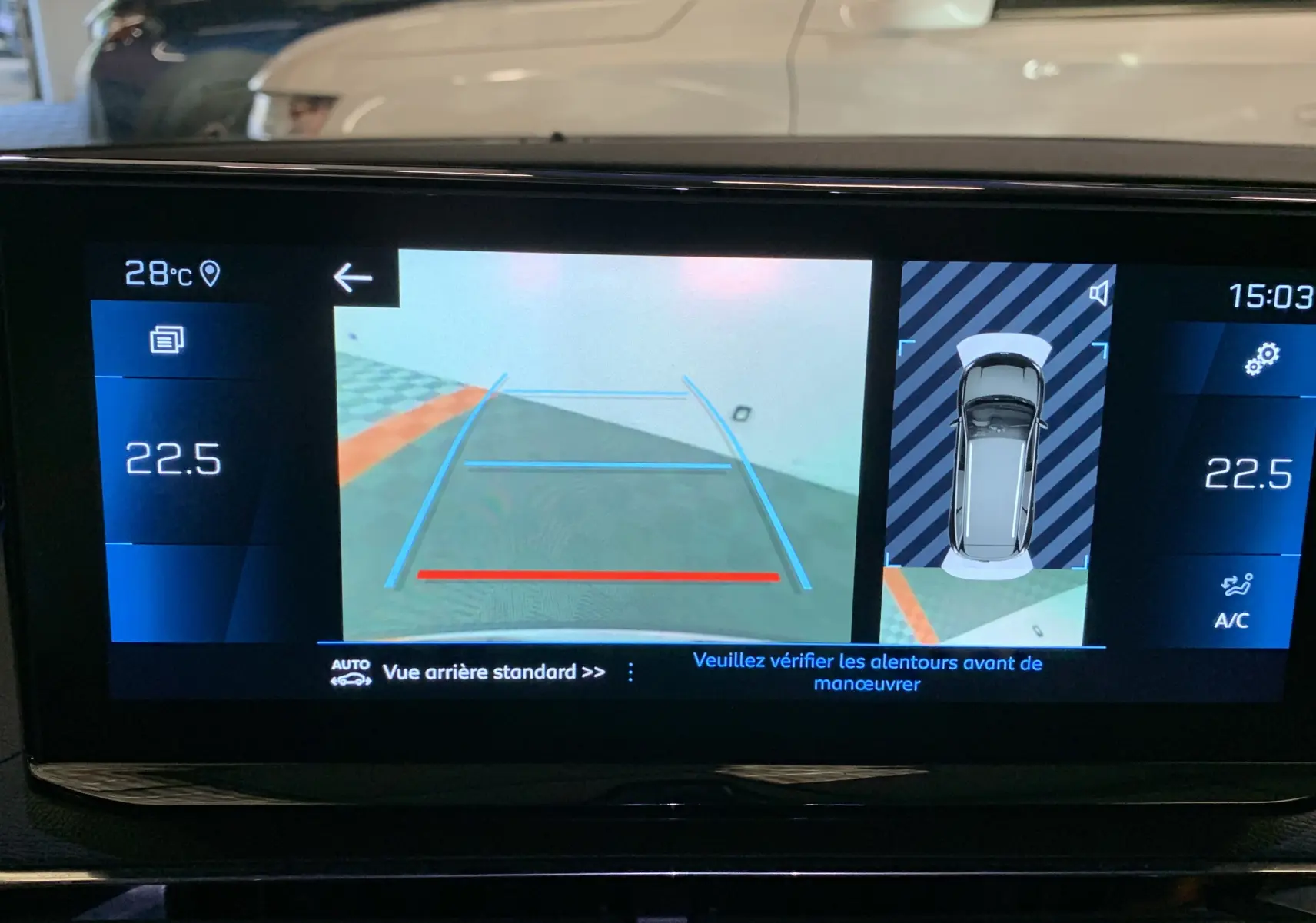 Écran multimédia du Peugeot 5008 bleu Célèbes montrant la caméra de recul et l'affichage 360° intérieur.