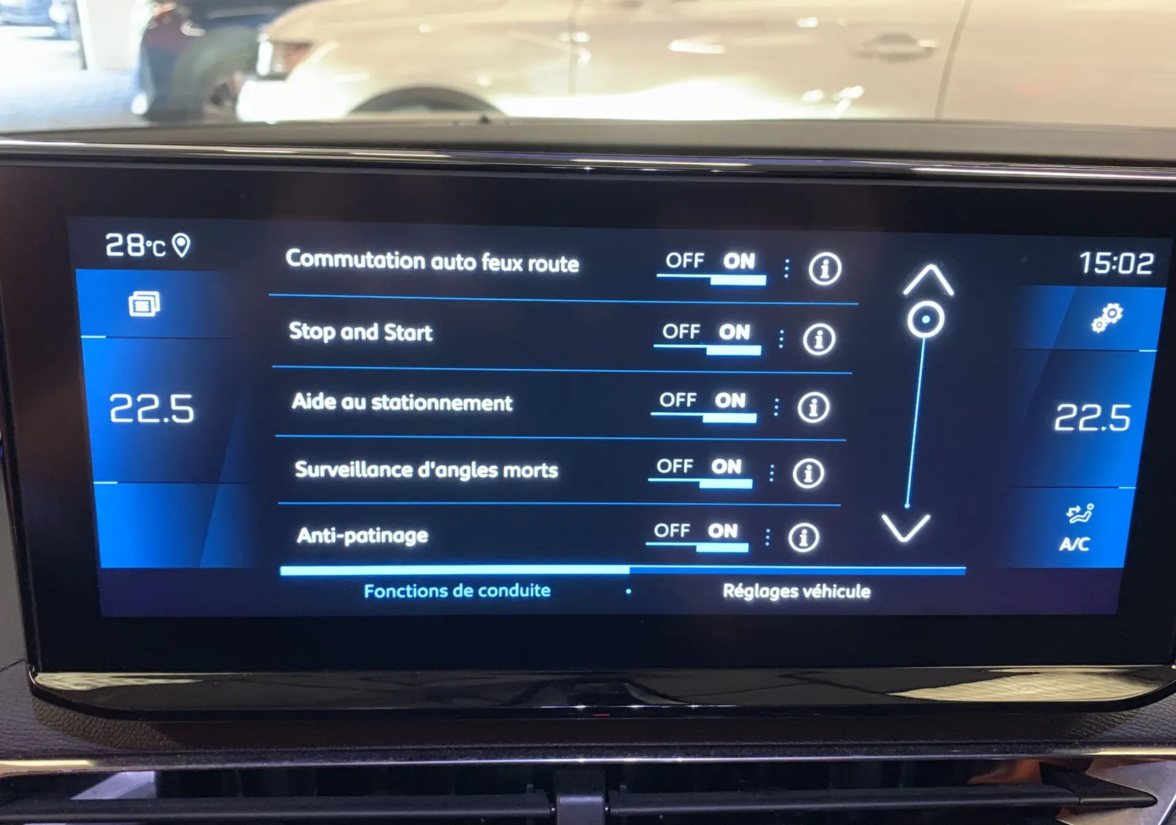 Écran tactile intérieur du Peugeot 5008 2024 affichant les réglages d’aides à la conduite et climatisation.