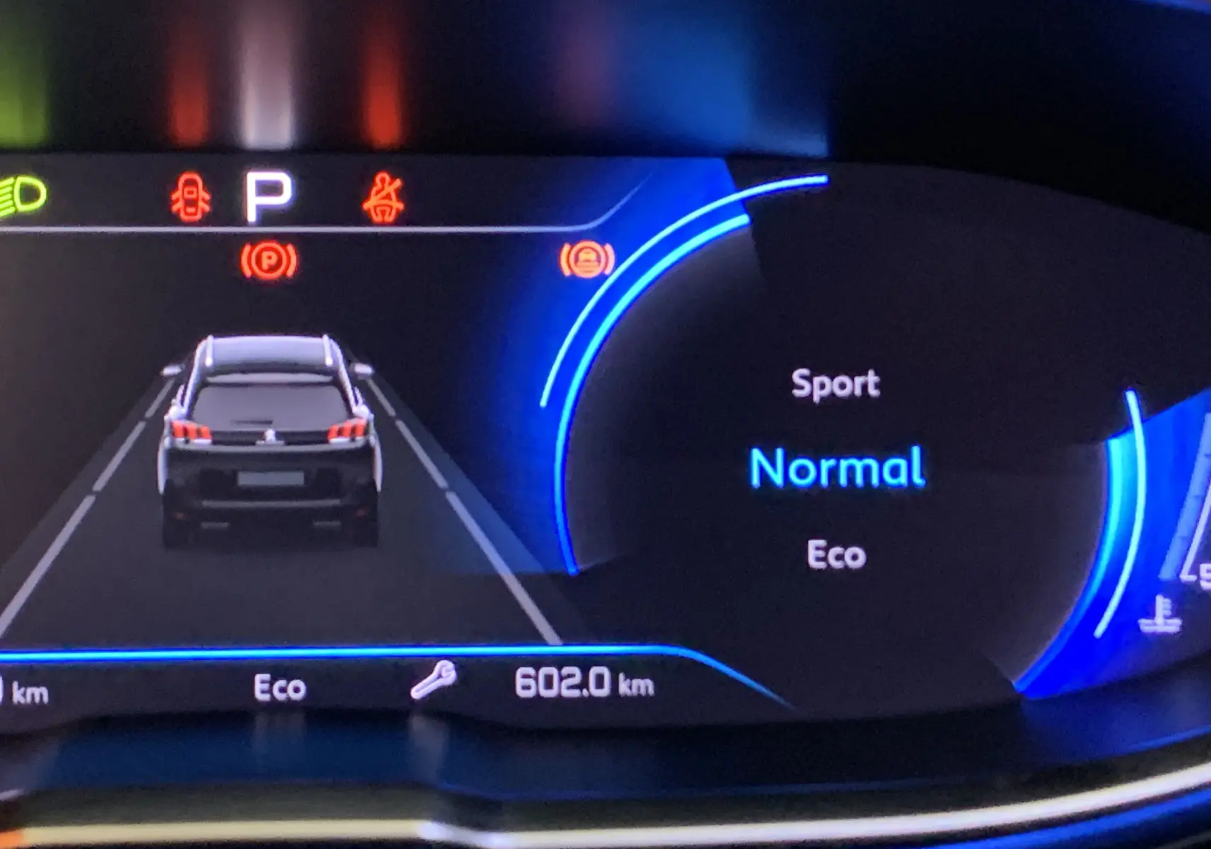 Affichage numérique du tableau de bord du Peugeot 5008 bleu, vue du combiné d'instruments avec mode de conduite en Normal.