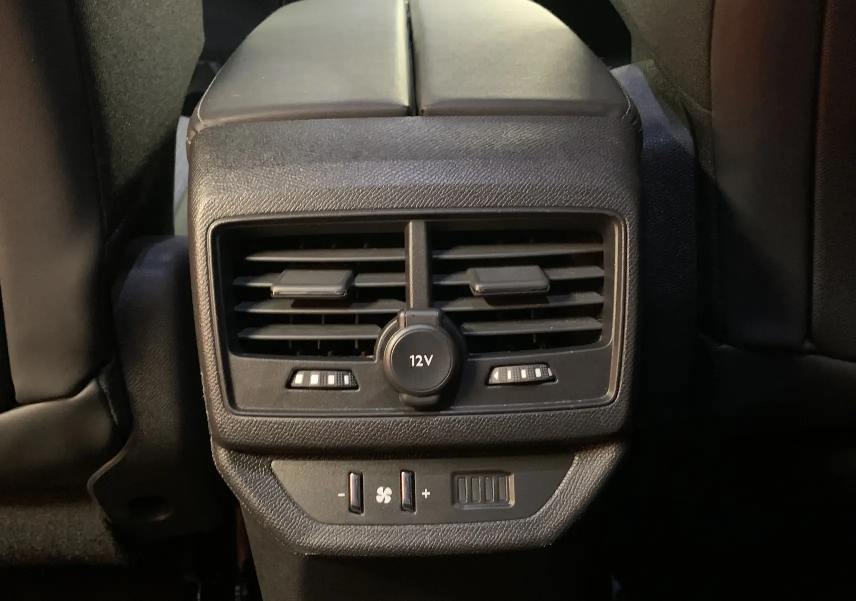 Vue rapprochée des aérateurs arrière et commandes de ventilation du Peugeot 5008 bleu Célèbes, intérieur noir.