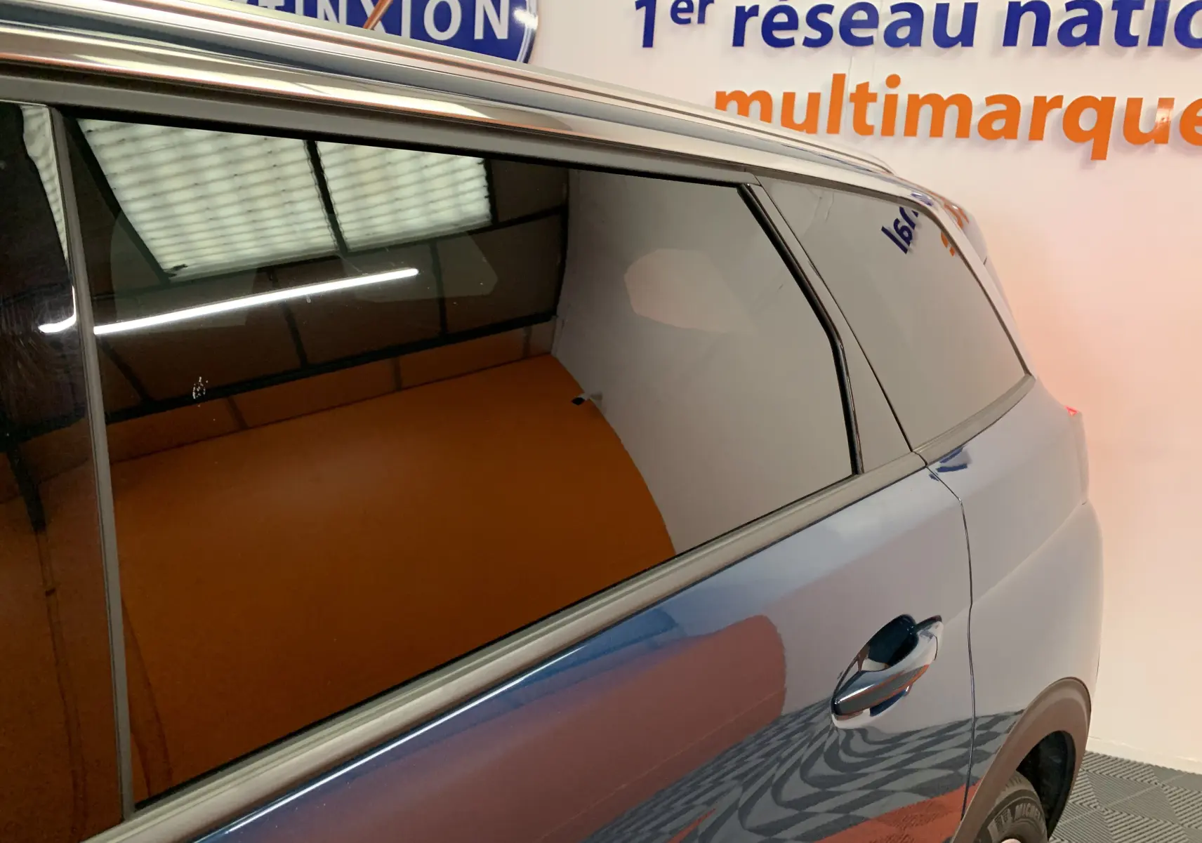 Vue latérale droite du Peugeot 5008 Bleu Célèbes 2024, mettant en valeur la porte arrière et la lunette teintée.