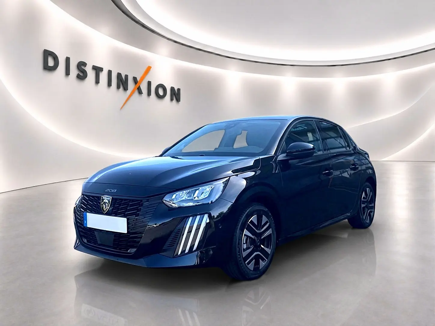 Peugeot 208 noire vue en 3/4 avant droit, avec calandre noire et feux à LED distinctifs, dans un showroom lumineux.