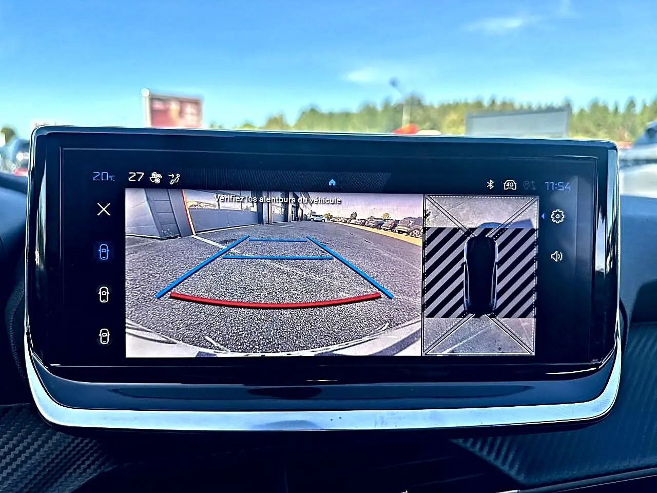 Écran tactile intérieur de la Peugeot 208 1.2 100 allure montrant la caméra de recul et la vue 360° du véhicule noir.