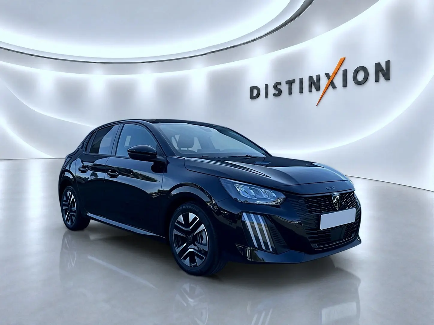 Peugeot 208 1.2 100 Allure noir en 3/4 avant droit dans un showroom lumineux avec jantes alu distinctives.