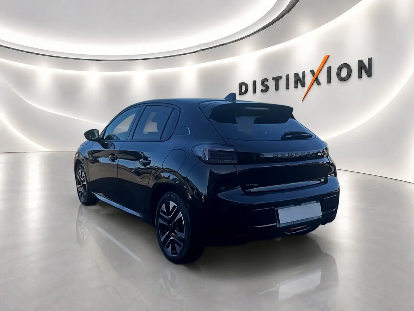 PEUGEOT 208 1.2 100 allure noir vue 3/4 arrière droit dans un showroom lumineux avec jantes alu distinctives.
