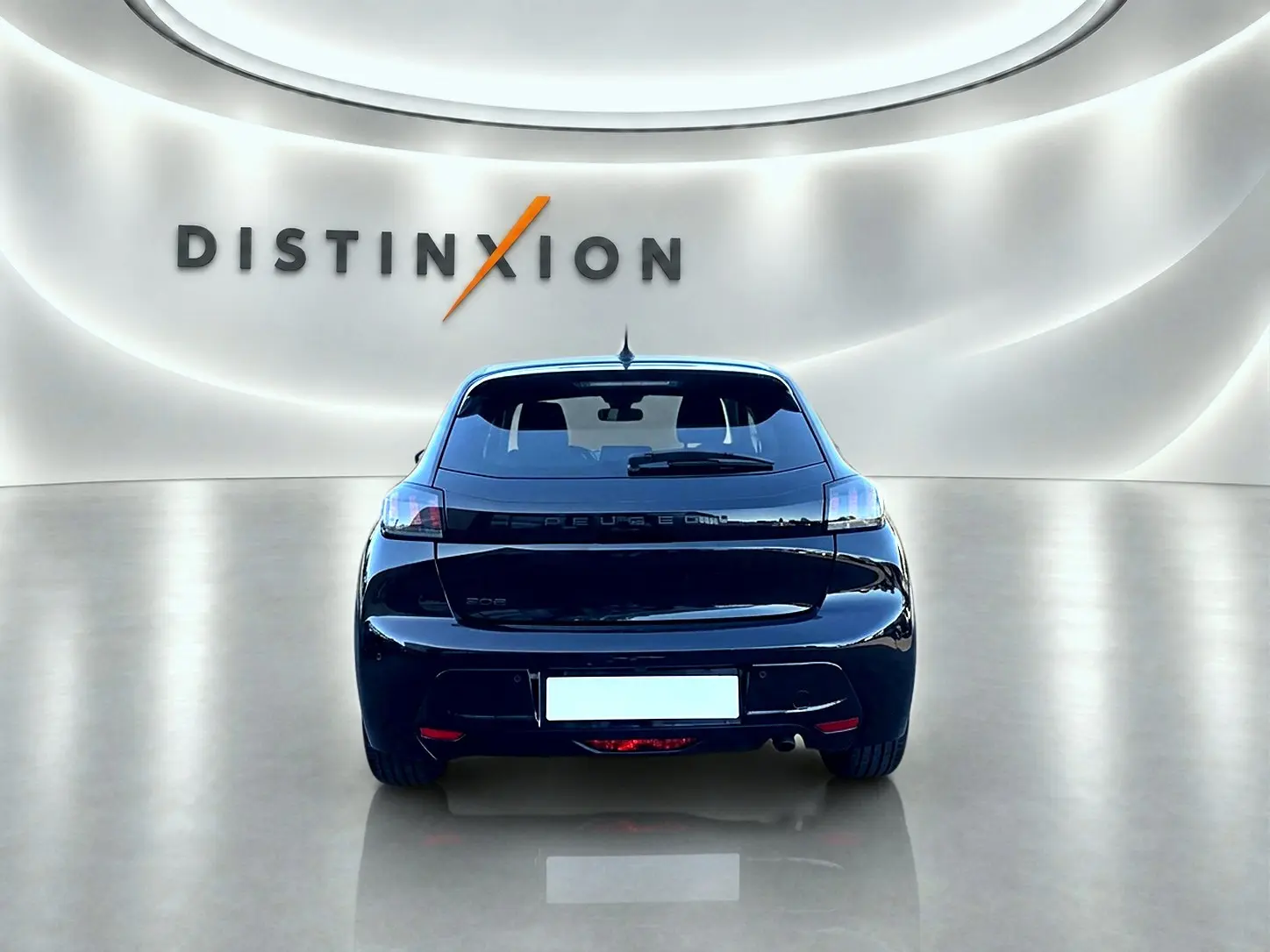 Vue arrière d'une Peugeot 208 noire 1.2 100 Allure 2025 dans un showroom lumineux avec logo Distinxion en arrière-plan.