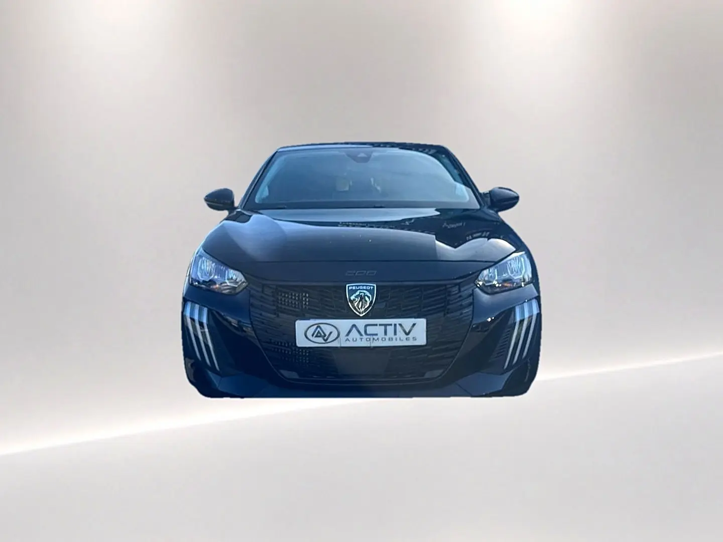 Vue frontale d'une Peugeot 208 noire 2025 avec calandre marquée et phares LED distinctifs.