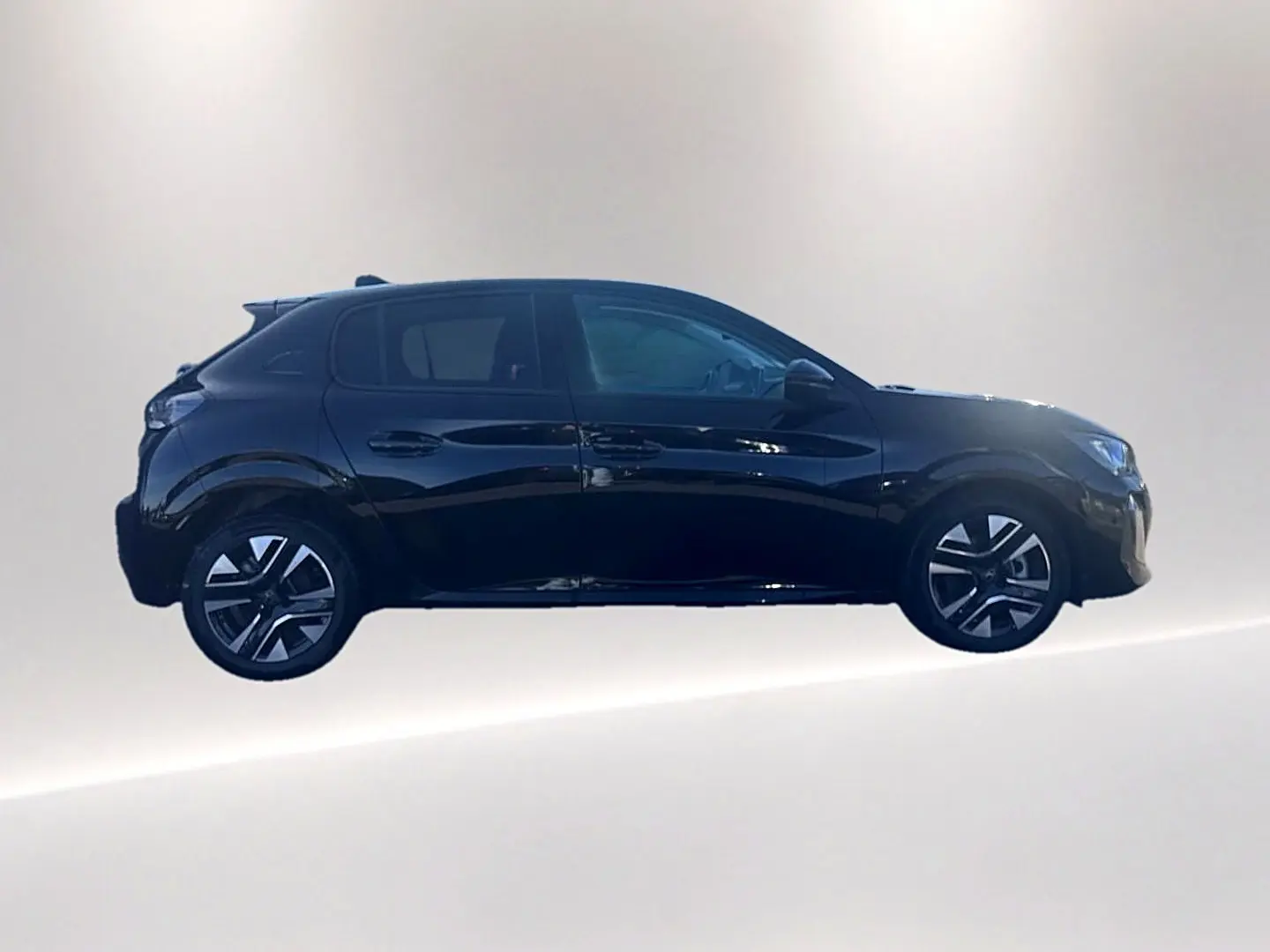Peugeot 208 1.2 100 Allure noire vue de profil côté gauche, avec jantes alliage et vitres teintées.