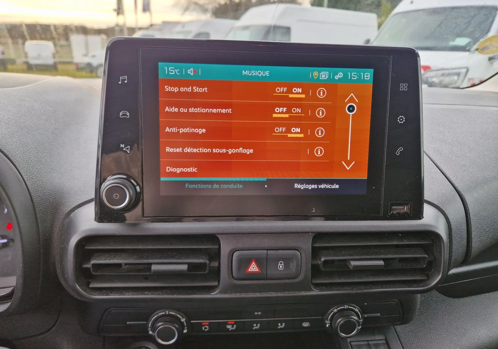 Écran tactile central du tableau de bord du Citroën Berlingo blanc, affichant les réglages d’aide à la conduite.