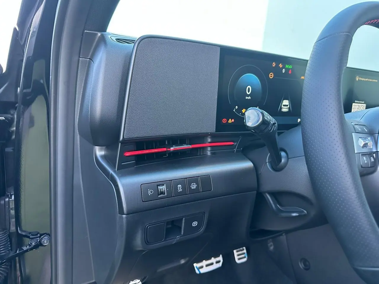 Vue intérieure frontale du tableau de bord noir du Hyundai Kona 2026 avec écran tactile large et volant cuir.