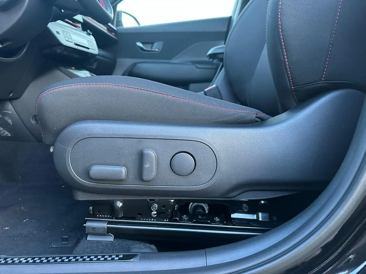 Vue rapprochée de la console centrale arrière du Hyundai Kona 2026 gris, avec bouches d’aération et prises USB-C visibles.